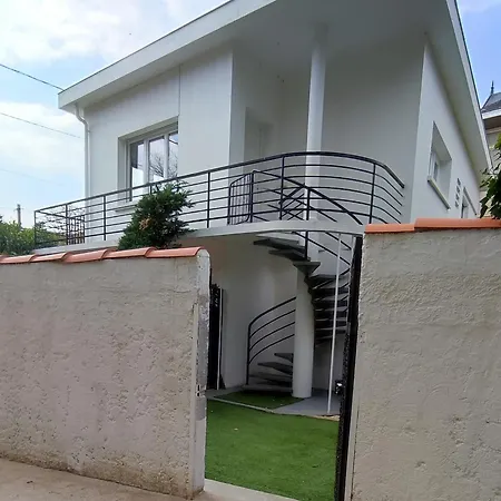 Idealement Situe, A Pied, 60m2 شقة